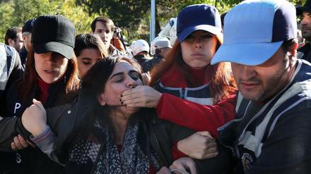 Polizisten halten der früheren kurdischen Politikerin Sebahat Tuncel bei ihrer Festnahme den Mund zu.