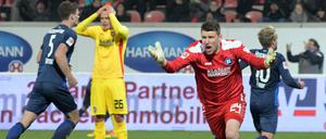 Torwart Rene Vollath (vorne) von Karlsruhe beschwert sich, während im Hintergrund Heidenheims Spieler den 2:1 Treffer feiern.