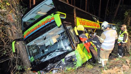 Auf einer österreichischen Bergstraße nahe der deutschen Grenze ist am Freitag ein deutscher Reisebus verunglückt.