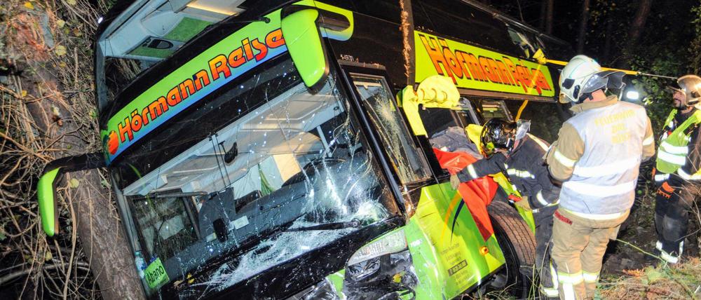 Auf einer österreichischen Bergstraße nahe der deutschen Grenze ist am Freitag ein deutscher Reisebus verunglückt.