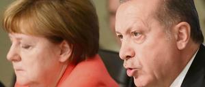 Ein Großteil der Befragten wünscht sich von Angela Merkel weniger Rücksichtnahme auf den türkischen Staatspräsidenten Recep Tayyip Erdogan.
