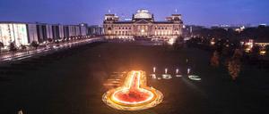 "Klimaschutz - in Paris versprochen - in Berlin gebrochen!" So protestierte Greenpeace kurz vor Beginn des Klimagipfels in Marrakesch vor dem Reichstag in Berlin. 