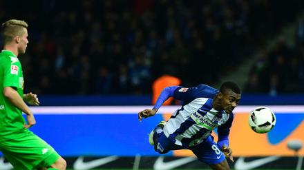 Salomon Kalou (re.) war nicht zu bremsen gegen Borussia Mönchengladbach.