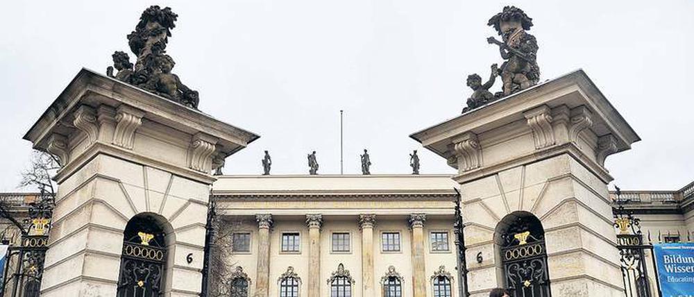 Auf dem Gebäude der Humboldt-Universität stehen seit Jahrzehnten die sogenannten Attika-Figuren.