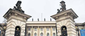 Auf dem Gebäude der Humboldt-Universität stehen seit Jahrzehnten die sogenannten Attika-Figuren. 
