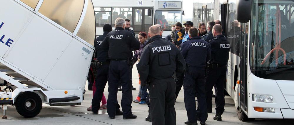 Abschiebung nach Serbien. Die Länder chartern gemeinsam ein Flugzeug und schieben gesammelt ab, hier aus Leipzig.