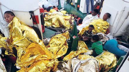 In Sicherheit. Auf dem Rettungsschiff „Minden“ erholen sich die dehydrierten und erschöpften Menschen, bevor größere Schiffe sie nach Europa bringen.