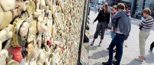 Das babbt. Touristen kleben gerne ihre Kaugummis an die Berliner Mauer. Was diese Unsitte soll, ist bislang unerforscht. Vorbild ist eine zugeklebte Mauer im US-amerikanischen Seattle.