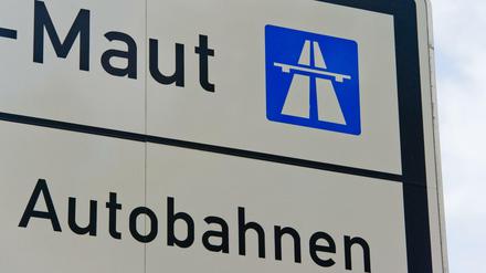 Ein Hinweisschild auf die Mautpflicht für Lkw auf deutschen Autobahnen, aufgenommen an der Autobahn A12 in Frankfurt (Oder).