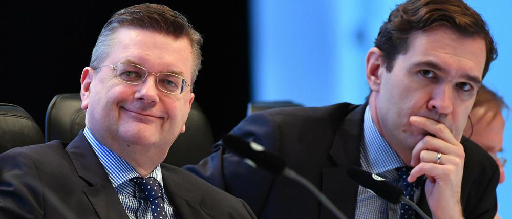 Der Grindel grinst sich einen. DFB-Präsident Reinhard Grindel (l) und DFB-Generalsekretär Friedrich Curtius (r). in Erfurt.