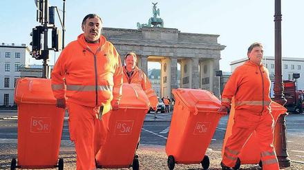 Orange am Ohr. Die Müllmänner erhalten Diensthandys.