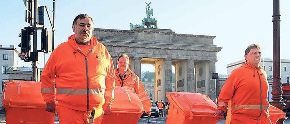 Orange am Ohr. Die Müllmänner erhalten Diensthandys.