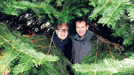Big Spender. Carsten Starick (rechts) spendierte seine 39 Jahre alte Douglasie, die zur Geburt von Cousin Dirk Brehmer gepflanzt wurde. Jetzt ließen sie den Baum aus Mahlsdorf zum Breitscheidplatz ziehen, wo er am Mittwoch aufgestellt wird. 