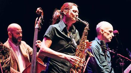 Ungezügelte Kraft. Altsaxofonistin Angelika Niescier mit Eric Revis am Bass und Trompeter Ralph Alessi. 
