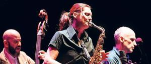 Ungezügelte Kraft. Altsaxofonistin Angelika Niescier mit Eric Revis am Bass und Trompeter Ralph Alessi.
