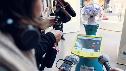 Roboter Tim kommuniziert mit den Besuchern über seinen Display.