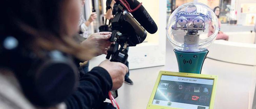 Roboter Tim kommuniziert mit den Besuchern über seinen Display.
