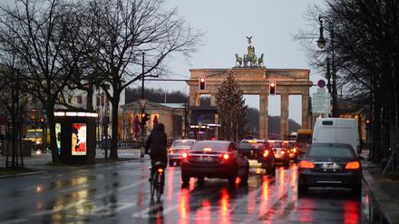 Damit ist bald Schluss. Ab 2017 soll der Boulevard Unter den Linden zur autofreien Zone umgebaut werden.