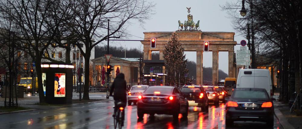Damit ist bald Schluss. Ab 2017 soll der Boulevard Unter den Linden zur autofreien Zone umgebaut werden.