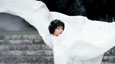 Ganz in Weiß. Die französische Sängerin und Schauspielerin SoKo als Loïe Fuller.