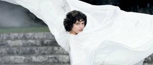 Ganz in Weiß. Die französische Sängerin und Schauspielerin SoKo als Loïe Fuller.