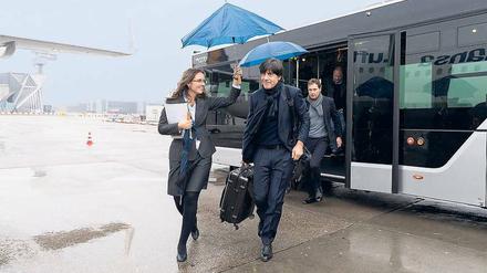 Im Regen. Bundestrainer Löw werden fünf Weltmeister fehlen.