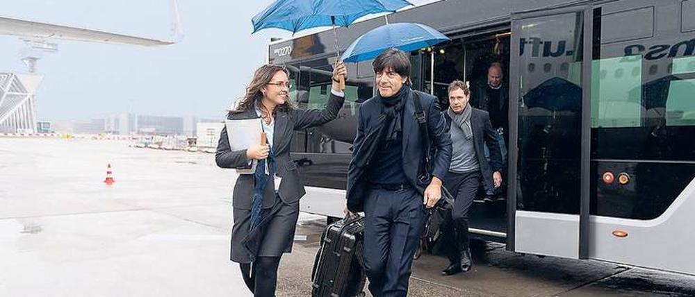 Im Regen. Bundestrainer Löw werden fünf Weltmeister fehlen.