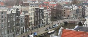 In seinem Kriminalroman "Der fünfte Brief" schickt Arjen Lubach seine Protagonisten auf eine aufregende 24-Stunden-Schnitzeljagd durch Amsterdam. 