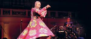 Hochleistungsport. Angélique Kidjo, 56, tobt mit Tempo über die Bühne. Ihr Stil ist aus afrikanischen Tänzen entwickelt.
