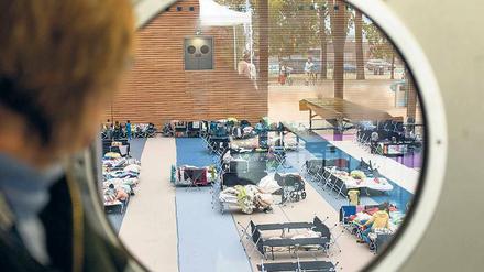 Keine Multifunktionshalle. Im Horst-Korber-Sportzentrum am Berliner Olympia-Park sind seit Mai keine Flüchtlinge mehr untergebracht, doch Sport kann dort bisher noch nicht wieder getrieben werden. Erst vor zwei Wochen wurden die Sanierungsarbeiten nach langem Hickhack ausgeschrieben.