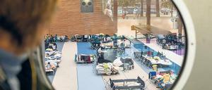 Keine Multifunktionshalle. Im Horst-Korber-Sportzentrum am Berliner Olympia-Park sind seit Mai keine Flüchtlinge mehr untergebracht, doch Sport kann dort bisher noch nicht wieder getrieben werden. Erst vor zwei Wochen wurden die Sanierungsarbeiten nach langem Hickhack ausgeschrieben.