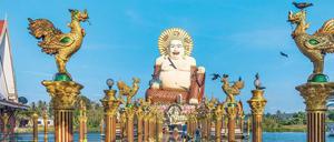 Glänzende Aussichten. Der Wat Plai Laem Tempel in Ban Bo Phut auf der Insel Ko Samui. 