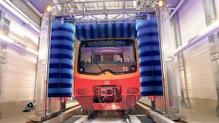 Saubere Sache. 5,5 Millionen Euro hat die neue Waschanlage der S-Bahn im Werk Friedrichsfelde gekostet. 