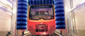 Saubere Sache. 5,5 Millionen Euro hat die neue Waschanlage der S-Bahn im Werk Friedrichsfelde gekostet. 