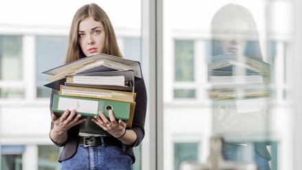 Ständig Akten ordnen? Wenn Lehrlinge nur Aufgaben erhalten, die nichts mit der Ausbildung zu tun haben, ist das nicht erlaubt. 