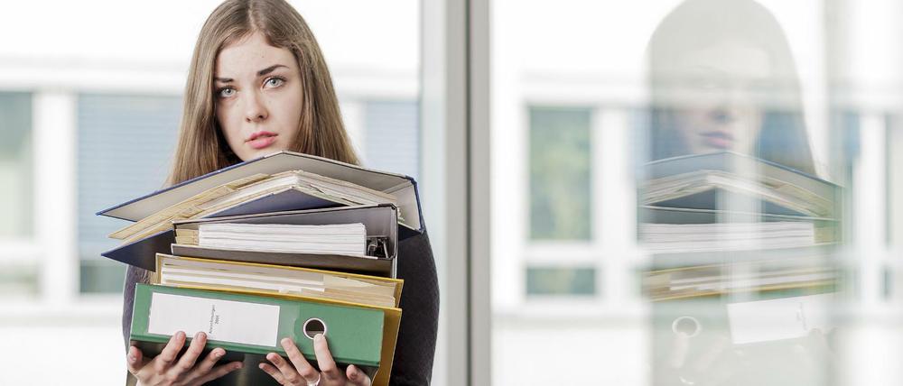 Ständig Akten ordnen? Wenn Lehrlinge nur Aufgaben erhalten, die nichts mit der Ausbildung zu tun haben, ist das nicht erlaubt. 