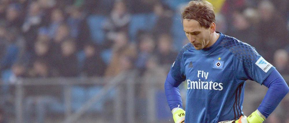 Hamburgs Torwart Rene Adler ist nach dem 2:5 gegen Dortmund frustriert.