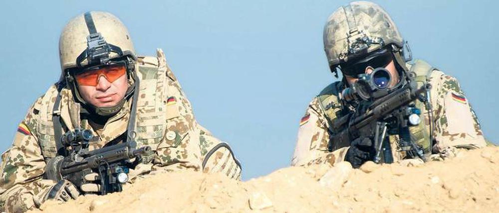 Im Ernstfall. Kameradschaft ist der Kitt, der die Truppe zusammenhält. Da dürfen Hautfarbe und Bekenntnis keine Rolle spielen.