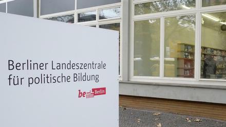 Landeszentrale für politische Bildung (im Amerikahaus), Hardenbergstraße 22-24, 10623 Berlin.