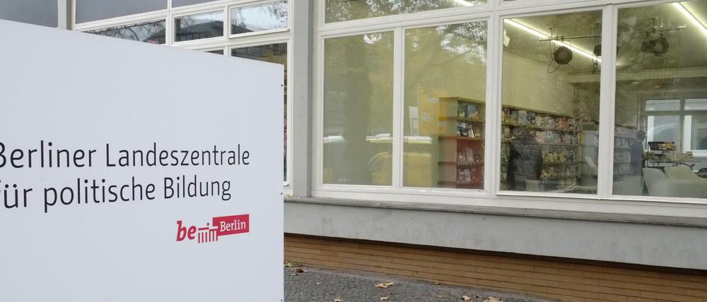Landeszentrale für politische Bildung (im Amerikahaus), Hardenbergstraße 22-24, 10623 Berlin.