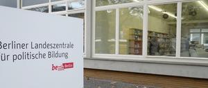 Landeszentrale für politische Bildung (im Amerikahaus), Hardenbergstraße 22-24, 10623 Berlin.