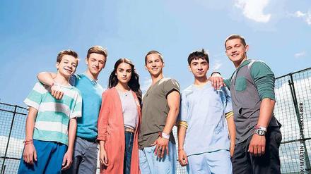 Herzschmerz auf der Kinderstation. Hugo (Nick Julius Schuck, von links), Alex (Timur Bartels), Emma (Luise Befort), Leo (Tim Oliver Schultz), Toni (Ivo Kortlang) und Jonas (Damian Hardung) vom „Club der roten Bänder“. 