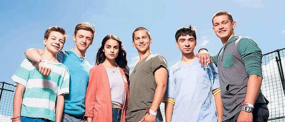Herzschmerz auf der Kinderstation. Hugo (Nick Julius Schuck, von links), Alex (Timur Bartels), Emma (Luise Befort), Leo (Tim Oliver Schultz), Toni (Ivo Kortlang) und Jonas (Damian Hardung) vom „Club der roten Bänder“.