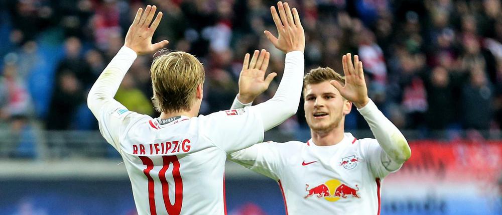 Die Leipziger Emil Forsberg (links) und Timo Werner jubeln nach dem zwischenzeitlichen 3:0.