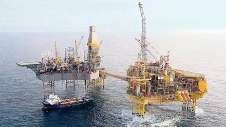 Das Land Berlin hatte bislang auch Aktien des französischen Ölkonzerns Total, der die Elgin-Plattform in der Nordsee betreibt, im Depot. Der Senat will künftig kein Geld mehr in klimaschädliche Technologien investieren. 