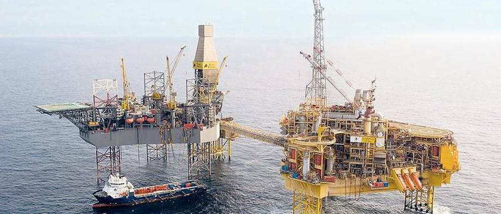 Das Land Berlin hatte bislang auch Aktien des französischen Ölkonzerns Total, der die Elgin-Plattform in der Nordsee betreibt, im Depot. Der Senat will künftig kein Geld mehr in klimaschädliche Technologien investieren.