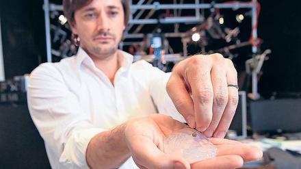 Mit diesem winzigen Chip können zerstörte Leitungsbahnen im Rückenmark überbrückt werden.
