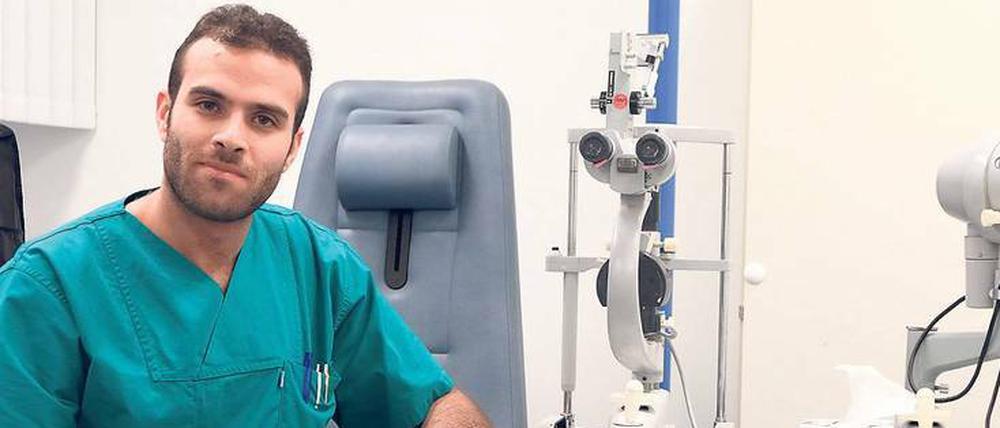 Langer Weg in den Wunschberuf. Nizar Al Mahamed studierte in Syrien Medizin und arbeitet seit Kurzem als Assistenzarzt in der Augenklinik der Berliner Charité. 
