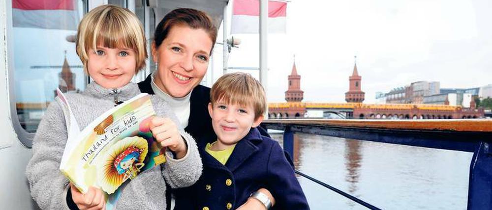 Auf gepackten Koffern. Britta Schmidt von Groeling mit ihren Kindern und Recherche-Helfern, Carla und Oscar.