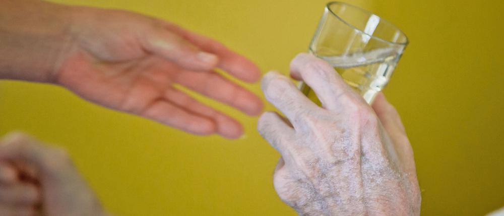 Demenzkranke dürfen künftig auch zu Arzneitests herangezogen werden, von denen sie keinen persönlichen Nutzen haben.